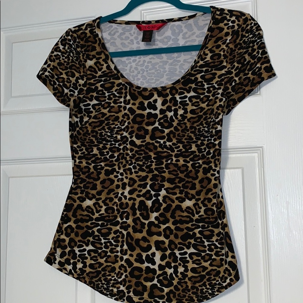 Leopard print scoop neckline short sleeve